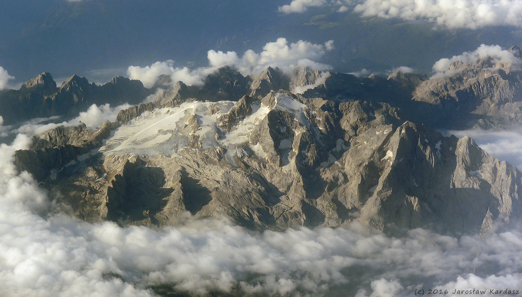 DSCN6828.jpg - Lecąc nad Alpami bez trudu rozpoznaję masyw Marmolady w Dolomitach.