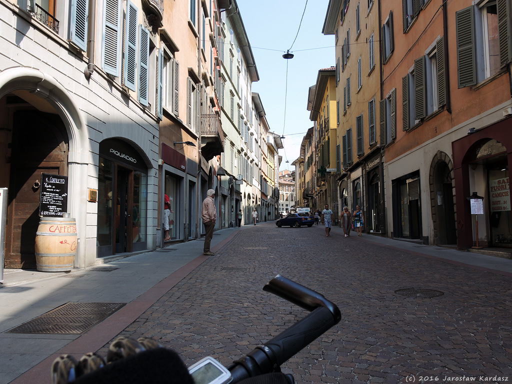DSCN6852.jpg - Na lotnisku wypakowuję oraz skręcam rower i jadę przez "dolną" starówkę Bergamo (Città Bassa).