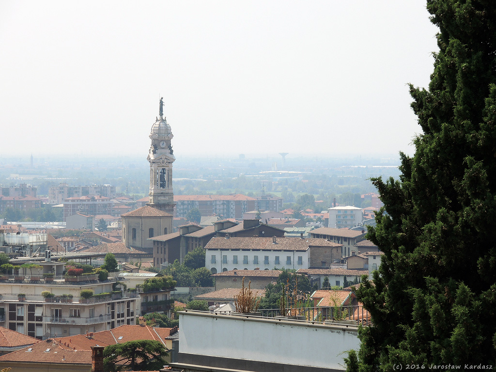 DSCN6890.jpg - Widok na wieżę Bazyliki Sante Alessandro in Colonna w "dolnym" Bergamo.