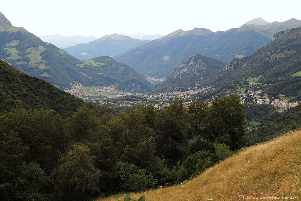 DSCN6939.jpg - W końcu wjeżdżam na przełęcz Passo Culmine San Pietro (1258 m). Widać stąd zabudowania Cassina Valsassina, a zarazem dalszą część mojej trasy.