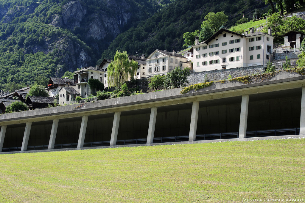 DSCN7097.jpg - Wjeżdżam do Szwajcarii i podziwiam graniczną miejscowość Castasegna. Szosa biegnie tu w tunelu, aby mieszkańcy mieli ciszę.