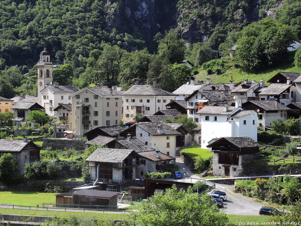 DSCN7099.jpg - Kolejne miasteczko Szwajcarii - Bondo. Znane jest wśród wspinaczy, bo stąd rusza się pod lite ściany Piz Badile.