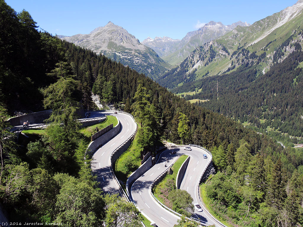 DSCN7145.jpg - Aby oglądać kolejne cuda szwajcarskiej przyrody, musiałem serią serpentyn wjechać na przełęcz Malojapass (1815 m).