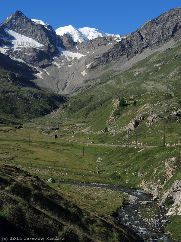 DSCN7264.jpg - Jadę szosą w pobliżu torów najbardziej spektakularnej podróży pociągiem przez Alpy - Bernina Express.