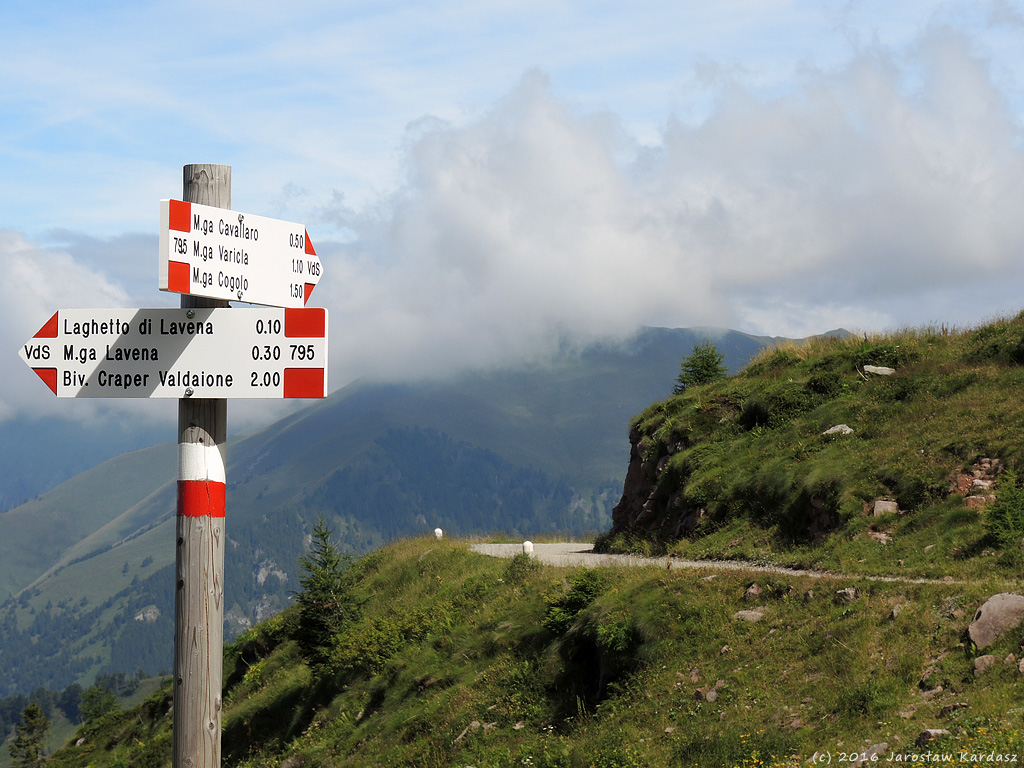 DSCN7696.jpg - Biało-czerwone barwy, to typowy we Włoszech sposób oznakowania szlaku pieszego w górach :)