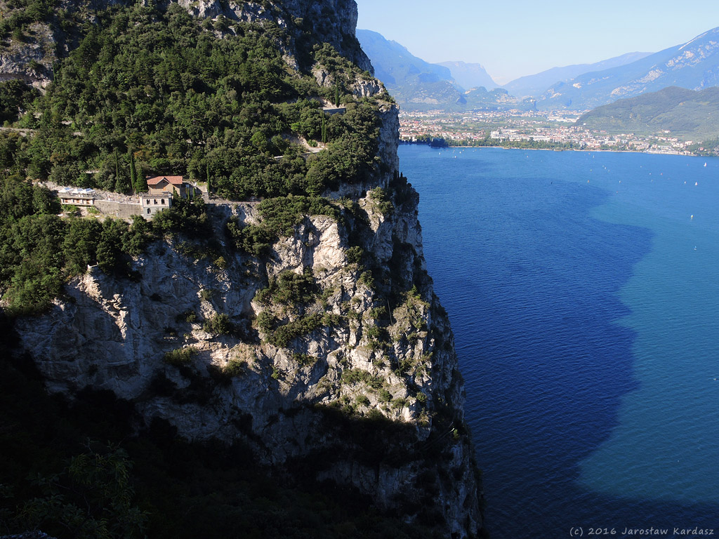 DSCN7899.jpg - Po półce wykutej w skałach, łagodnie zjeżdżam drogą aż do jeziora Garda.