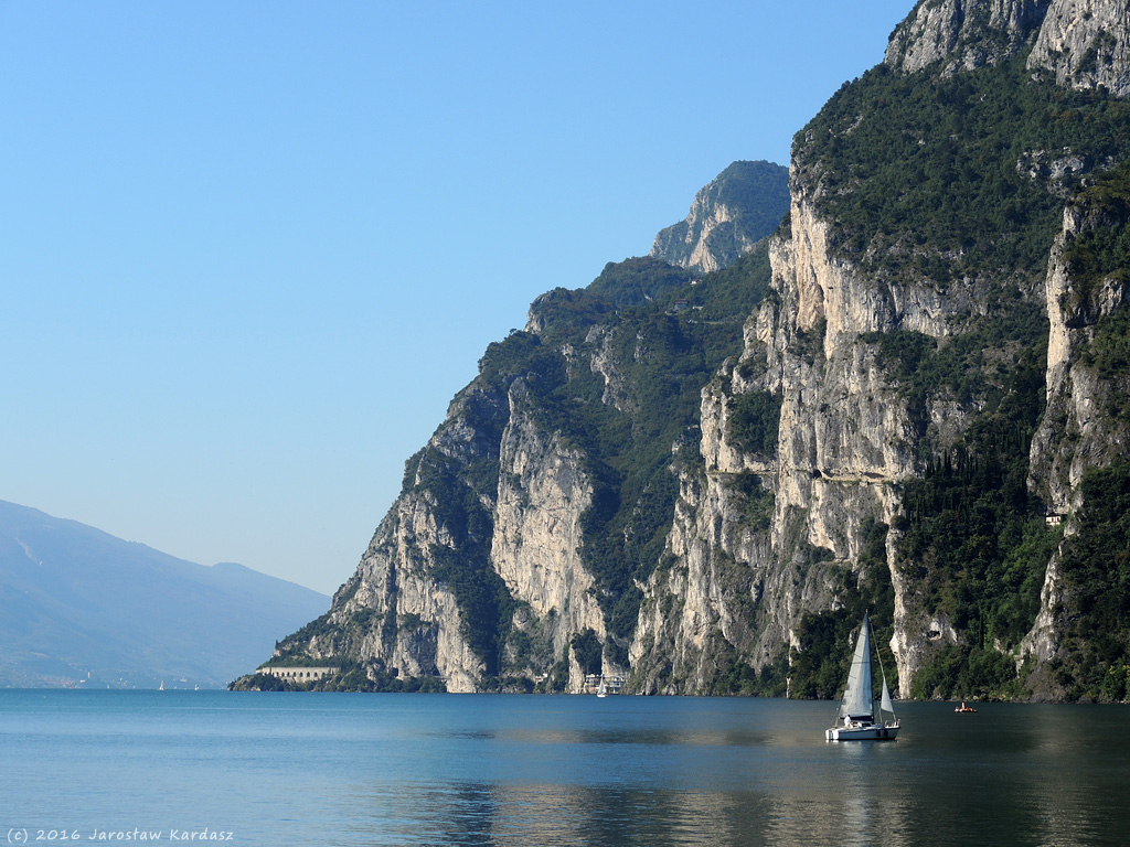DSCN7988.jpg - Widok na jezioro z przystani żaglówek w Riva del Garda.