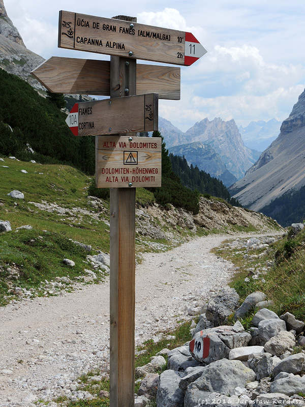DSCN8363.jpg - Przełęcz Passo di Limo (2172 m n.p.m.) i szlak wiodący do Cortiny d'Ampezzo.