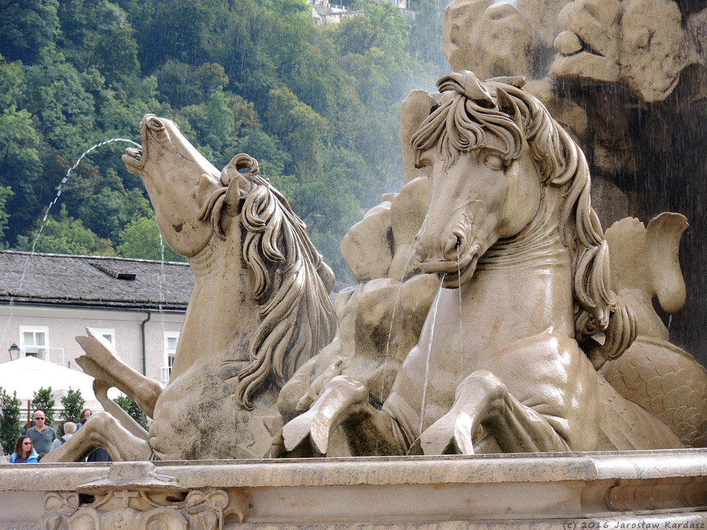 DSCN8547.jpg - Barokowa fontanna Residenzbrunnen, znajdująca się na największym i najpiękniejszym placu Salzburga - Rezidenzplatz.