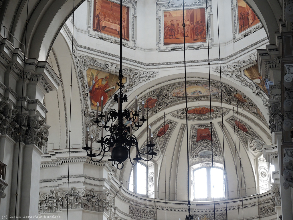 DSCN8553.jpg - Wnętrze wczesnobarokowej Katedry św. Ruperta i Wirgiliusza, najważniejszej budowli sakralnej Salzburga.