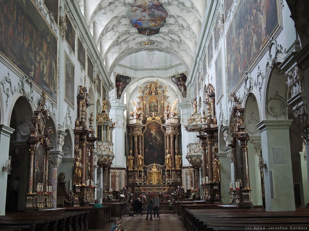 DSCN8559.jpg - Wnętrze kościoła opactwa św. Piotra w Salzburgu. Opactwo założone zostało przez św. Ruperta w 696 roku.