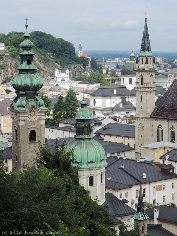 DSCN8582.jpg - Widok na Salzburg z uliczki wiodącej na wzgórze, na którym znajduje się twierdza Hohensalzburg.