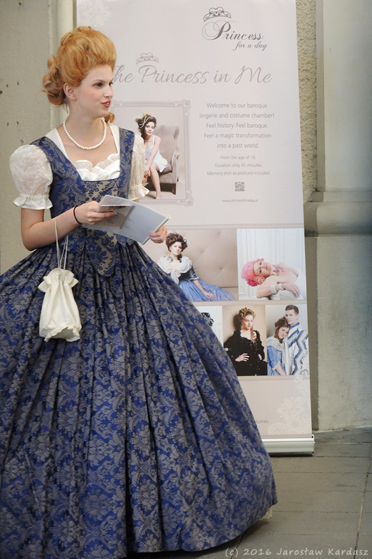 DSCN8624.jpg - Dama z epoki Franciszka Józefa I zaprasza do odwiedzenia muzeum cesarzowej Sisi w wiedeńskim pałacu Hofburg.
