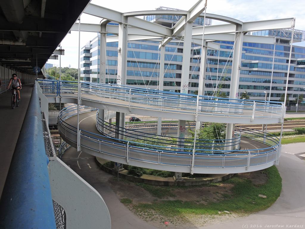 DSCN8672.jpg - Taka "spirala" dla rowerów, aby łagodnie opuścić most przez Dunaj w Wiedniu.